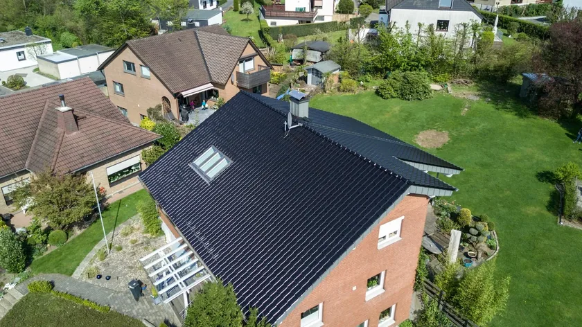 Luftaufnahme eines Hauses mit anthrazitfarbenem Steildach