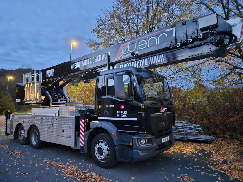 Wiehr Bedachungs GmbH LKW-Kran MAN Klaas K950 am Abend