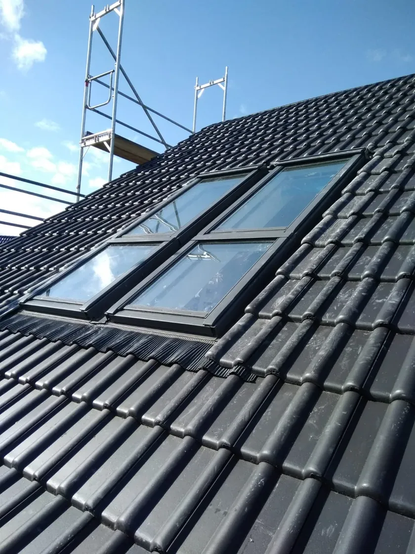 Dachflächenfenster in einer dunklen Ziegeldeckung