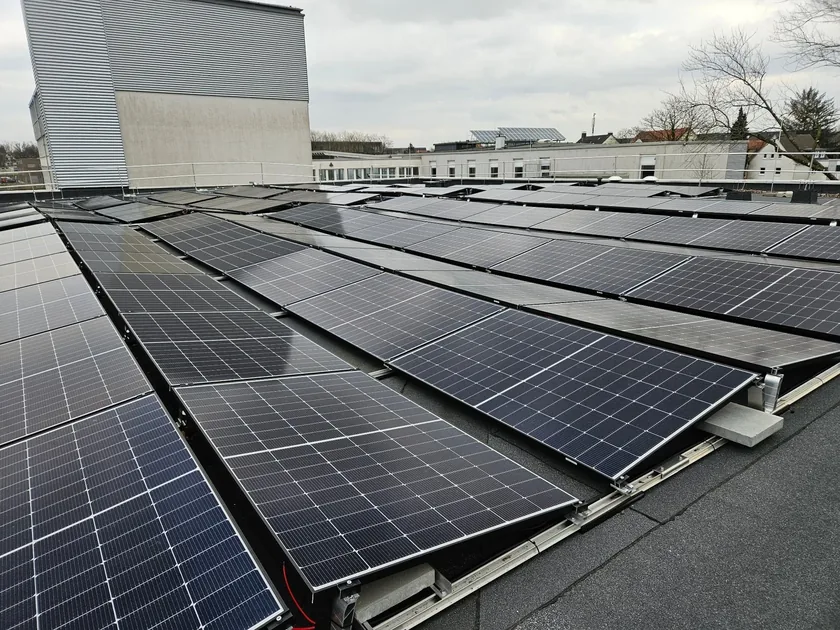 Photovoltaikmodule in Reihen auf einem Flachdach