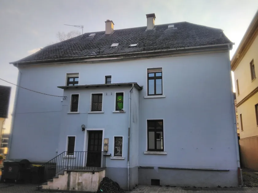 Rückansicht eines Wohnhauses mit Schieferdach