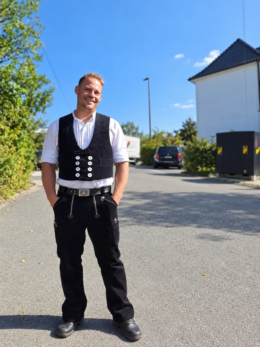 Handwerker in traditioneller Zunftkleidung bei Wiehr Bedachungs GmbH